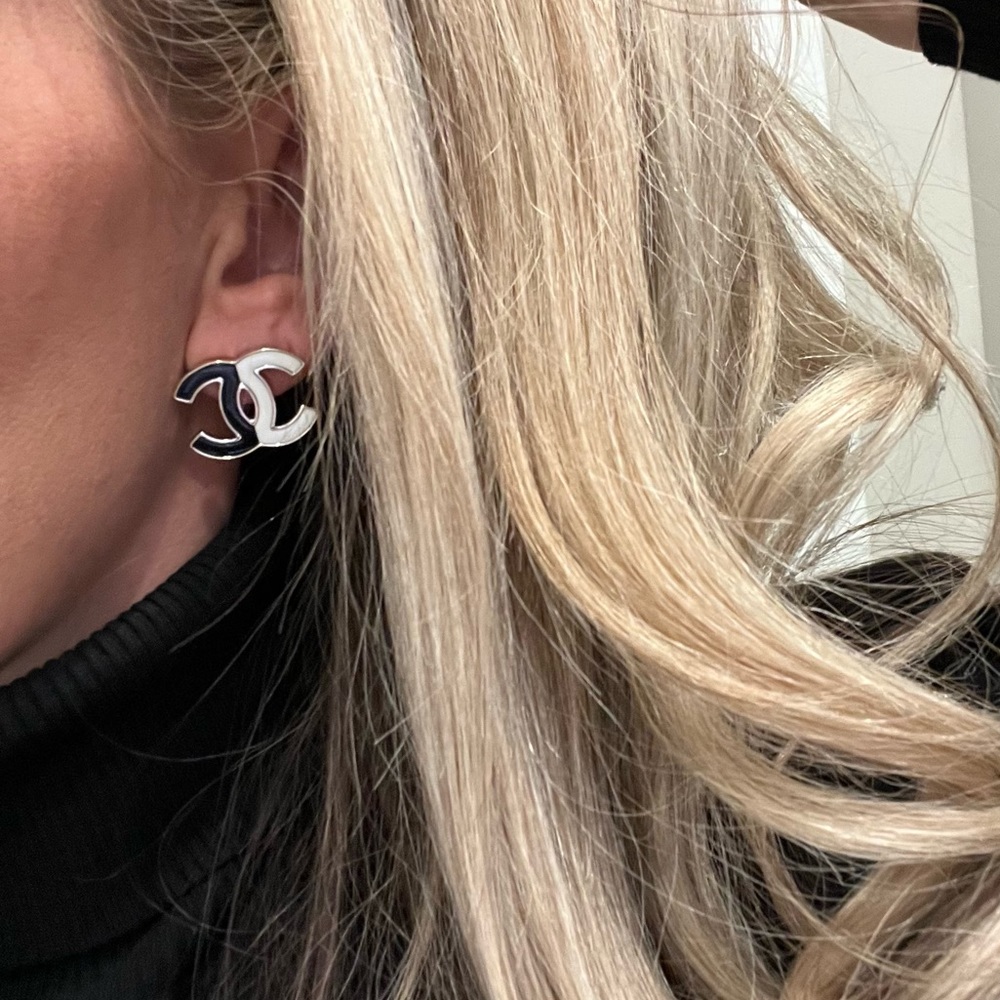 ❌SOLD❌CHANEL 23C Black & White XLarge CC logo stud earrings NEW w/TAGS & RECEIPT - Picture 8 of 13